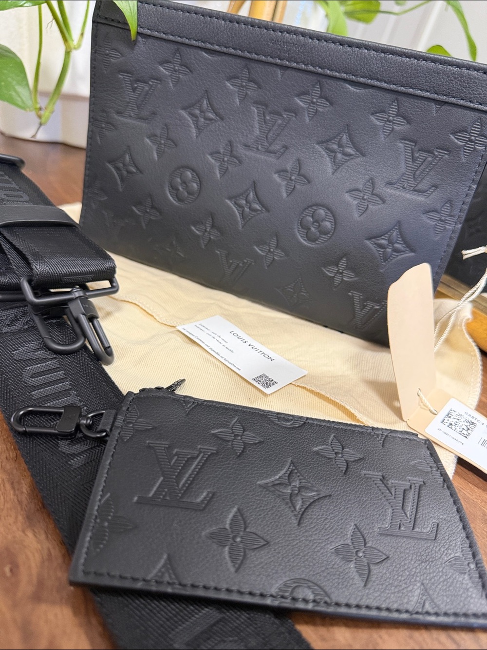 Louis Vuitton Gaston Monogram Shadow Black bag - Picture 13 of 17
